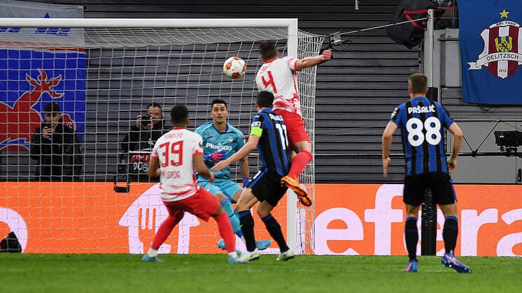 Fußball UEFA Europa League, Viertelfinale, Hinspiel Saison 2021 2022, RB Leipzig vs. Atalanta Bergamo (07.04.2022) Kopfball Willi Orban (Innenverteidiger RB Leipzig, Rueckennummer 4, 4) gegen Juan Musso (Torwart Bergamo, Rueckenummer 1) (Mitte) beim Spiel RB Leipzig gegen Bergamo (07.04.2022). Musso pariert. Leipzig Sachsen Deutschland Red Bull Arena