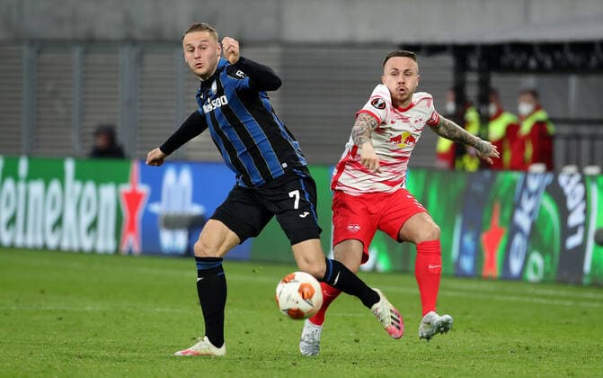 Teun Koopmeiners, Angelino Aktion Spielszene Zweikampf Fußball Fussball UEFA Euroleague Europa League UEL Viertelfinale Herren Saison 2021 2022 07.04.2022 Rasen Ballsport RB Leipzig RBL vs. Atalanta Bergamo DFL regulations prohibit any use of photographs as image sequences and or quasi-video.