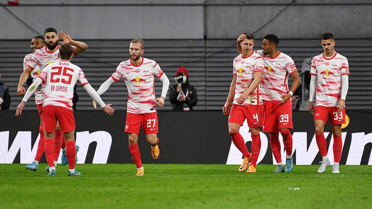 Fußball UEFA Europa League, Viertelfinale, Hinspiel Saison 2021 2022, RB Leipzig vs. Atalanta Bergamo (07.04.2022) Jubel bei Spielern von RB Leipzig nach dem 1:1 von Willi Orban (Innenverteidiger RB Leipzig, Rueckennummer 4, 4) (3.v.r.) beim Spiel RB Leipzig gegen Bergamo (07.04.2022) Leipzig Sachsen Deutschland Red Bull Arena