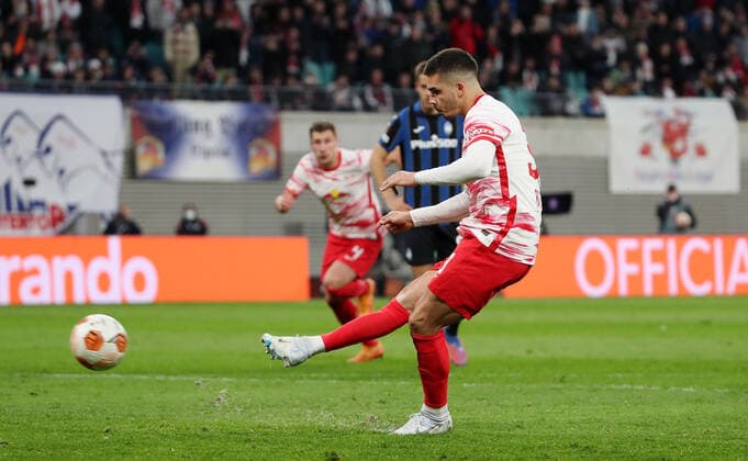 Andre Silva Elfmeter Strafstoß verschießend Fußball Fussball UEFA Euroleague Europa League UEL Viertelfinale Herren Saison 2021 2022 07.04.2022 Rasen Ballsport RB Leipzig RBL vs. Atalanta Bergamo DFL regulations prohibit any use of photographs as image sequences and or quasi-video.