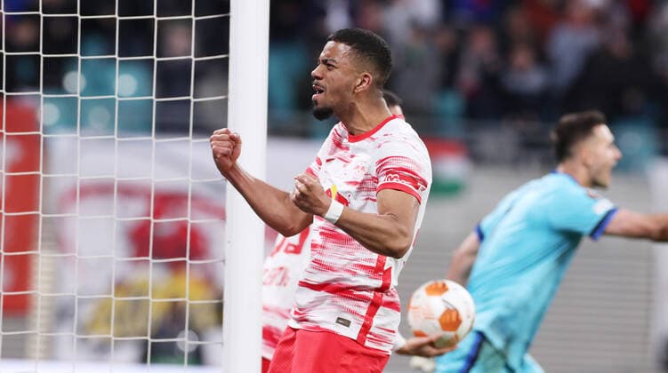 Sport Bilder des Tages RB Leipzig - Bergamo 07.04.2022 Leipzig, 07.04.2022, Red Bull Arena, Fussball, UEFA Europa League, Viertelfinale , RB Leipzig vs. Atalanta Bergamo , Im Bild; Tor für RB Leipzig. Willi Orban (4, RB Leipzig) trifft zum 1:1 Benjamin Henrichs (39, RB Leipzig) jubelt. , UEFA regulations prohibit any use of photographs as image sequences and or quasi-video.