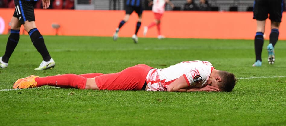 Fussball, Herren, Saison 2021 2022, Europa League (Viertelfinale, Hinspiel), RB Leipzig - Atalanta Bergamo, Andre Silva (RB Leipzig) verschoss Elfmeter gegen Torwart Juan Musso (nicht im Bild, Atalanta Bergamo), 07.04. 2022, Copyright: xSebastianxRäppoldx xMatthiasxKochx
