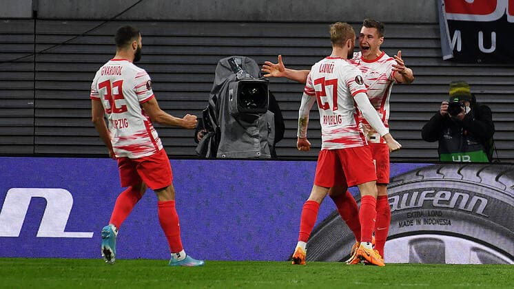 Fußball UEFA Europa League, Viertelfinale, Hinspiel Saison 2021 2022, RB Leipzig vs. Atalanta Bergamo (07.04.2022) Jubel bei Spielern von RB Leipzig nach dem 1:1 von Willi Orban (Innenverteidiger RB Leipzig, Rueckennummer 4, 4) (re.) beim Spiel RB Leipzig gegen Bergamo (07.04.2022). Es jubelnebenfalls Konrad Laimer (Zentrales Mittelfeld RB Leipzig, Rueckennummer 27, 27) und Josko Gvardiol (Innenverteidiger RB Leipzig, Rueckennummer 32, 32) Leipzig Sachsen Deutschland Red Bull Arena