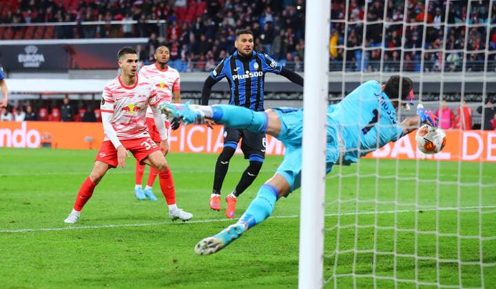 RB Leipzig - Bergamo 07.04.2022 Leipzig, 07.04.2022, Red Bull Arena, Fussball, UEFA Europa League, Viertelfinale , RB Leipzig (GER) vs. Atalanta Bergamo (ITA) , Im Bild v.l.: Andre Silva (33, RB Leipzig) scheitert mit einem Elfmeter an Torwart Juan Musso (1, Bergamo) , UEFA regulations prohibit any use of photographs as image sequences and or quasi-video ,