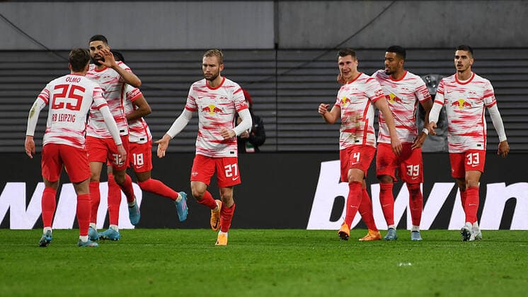 Fußball UEFA Europa League, Viertelfinale, Hinspiel Saison 2021 2022, RB Leipzig vs. Atalanta Bergamo (07.04.2022) Jubel bei Spielern von RB Leipzig nach dem 1:1 von Willi Orban (Innenverteidiger RB Leipzig, Rueckennummer 4, 4) (3.v.r.) beim Spiel RB Leipzig gegen Bergamo (07.04.2022) Leipzig Sachsen Deutschland Red Bull Arena