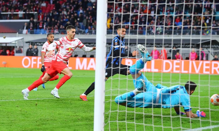 RB Leipzig - Bergamo 07.04.2022 Leipzig, 07.04.2022, Red Bull Arena, Fussball, UEFA Europa League, Viertelfinale , RB Leipzig (GER) vs. Atalanta Bergamo (ITA) , Im Bild v.l.: Andre Silva (33, RB Leipzig) scheitert mit einem Elfmeter an Torwart Juan Musso (1, Bergamo) , UEFA regulations prohibit any use of photographs as image sequences and or quasi-video ,