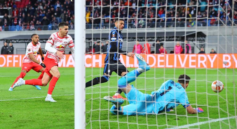 RB Leipzig - Bergamo 07.04.2022 Leipzig, 07.04.2022, Red Bull Arena, Fussball, UEFA Europa League, Viertelfinale , RB Leipzig (GER) vs. Atalanta Bergamo (ITA) , Im Bild v.l.: Andre Silva (33, RB Leipzig) scheitert mit einem Elfmeter an Torwart Juan Musso (1, Bergamo) , UEFA regulations prohibit any use of photographs as image sequences and or quasi-video ,