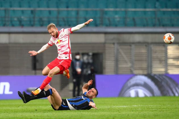 07.04.2022, xtgx, Fussball UEFA European League, RB Leipzig - Atalanta Bergamo emspor, v.l. Konrad Laimer (Leipzig, 27), Merih Demirel (Atalanta Bergamo, 28) Zweikampf, Duell, Kampf, tackle (DFL DFB REGULATIONS PROHIBIT ANY USE OF PHOTOGRAPHS as IMAGE SEQUENCES and or QUASI-VIDEO) Leipzig