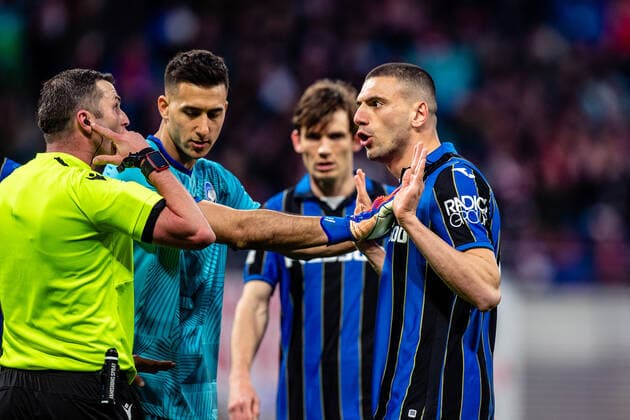 FB-EL RB Leipzig - Atalanta Bergamo Merih Demiral (Atalanta B.C.) diskutiert mit Schiedsrichter waehrend des Viertelfinales Spiel 1 - Saison 2021-2022 in der Europa League (Herren) zwischen RB Leipzig und Atalanta Bergamo in der Red Bull Arena am 7. April 2022 in Leipzig, Sachsen, Deutschland
