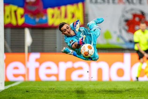 FB-EL RB Leipzig - Atalanta Bergamo Juan Musso (Atalanta B.C.) hält Ball beim 11m waehrend des Viertelfinales Spiel 1 - Saison 2021-2022 in der Europa League (Herren) zwischen RB Leipzig und Atalanta Bergamo in der Red Bull Arena am 7. April 2022 in Leipzig, Sachsen, Deutschland