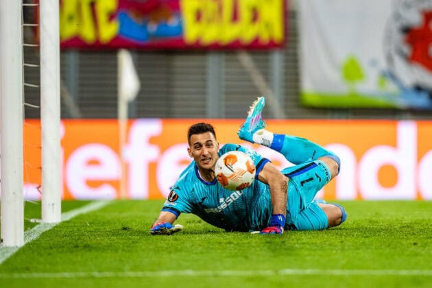 FB-EL RB Leipzig - Atalanta Bergamo Juan Musso (Atalanta B.C.) hält Ball beim 11m waehrend des Viertelfinales Spiel 1 - Saison 2021-2022 in der Europa League (Herren) zwischen RB Leipzig und Atalanta Bergamo in der Red Bull Arena am 7. April 2022 in Leipzig, Sachsen, Deutschland