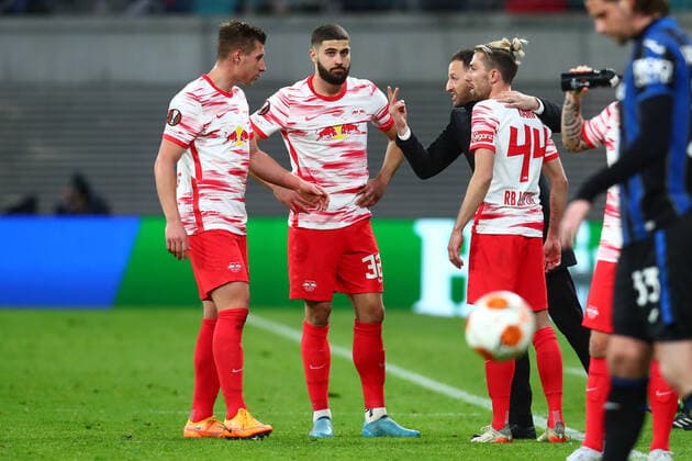 07.04.2022, xtgx, Fussball UEFA European League, RB Leipzig - Atalanta Bergamo emspor, v.l. Willi Orban (Leipzig, 4), Josko Gvardiol (Leipzig, 32), Domenico Tedesco (Leipzig, Trainer), Kevin Kampl (Leipzig, 44) gibt Anweisungen, gestikuliert mit den Armen, gesticulate, gives instructions (DFL DFB REGULATIONS PROHIBIT ANY USE OF PHOTOGRAPHS as IMAGE SEQUENCES and or QUASI-VIDEO) Leipzig