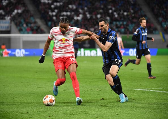 Fussball, Herren, Saison 2021 2022, Europa League (Viertelfinale, Hinspiel), RB Leipzig - Atalanta Bergamo, v. l. Christopher Nkunku (RB Leipzig), Davide Zappacosta (Atalanta Bergamo), 07.04. 2022, Copyright: xSebastianxRäppoldx xMatthiasxKochx
