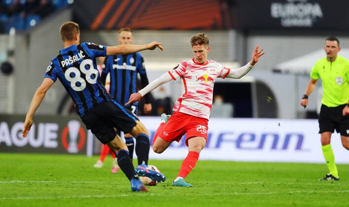 RB Leipzig - Bergamo 07.04.2022 Leipzig, 07.04.2022, Red Bull Arena, Fussball, UEFA Europa League, Viertelfinale , RB Leipzig (GER) vs. Atalanta Bergamo (ITA) , Im Bild v.l.: Mario Pasalic (88, Bergamo) und Dani Olmo (25, RB Leipzig) , UEFA regulations prohibit any use of photographs as image sequences and or quasi-video ,