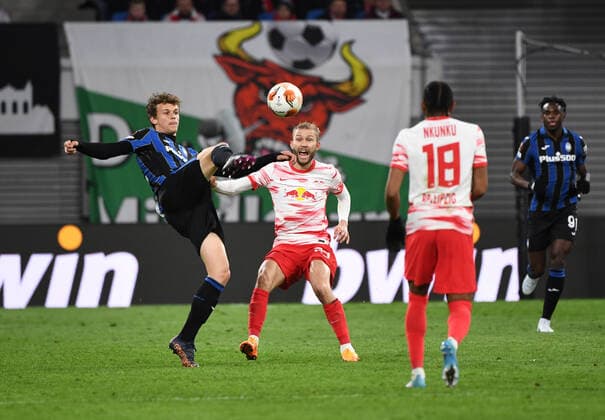 Fussball, Herren, Saison 2021 2022, Europa League (Viertelfinale, Hinspiel), RB Leipzig - Atalanta Bergamo, v. l. Giorgio Scalvini, Konrad Laimer (RB Leipzig), Christopher Nkunku (RB Leipzig), 07.04. 2022, Copyright: xSebastianxRäppoldx xMatthiasxKochx