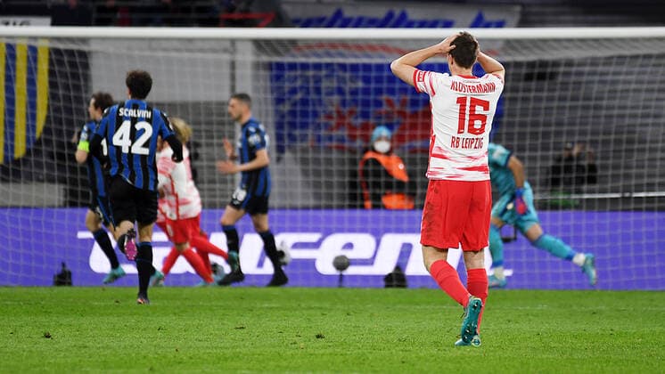 Fußball UEFA Europa League, Viertelfinale, Hinspiel Saison 2021 2022, RB Leipzig vs. Atalanta Bergamo (07.04.2022) Lukas Klostermann (Rechter Verteidiger RB Leipzig, Rueckennummer 16, 16) ärert sich über eine vergebene Torchance von RBL beim Spiel RB Leipzig gegen Bergamo (07.04.2022) Leipzig Sachsen Deutschland Red Bull Arena