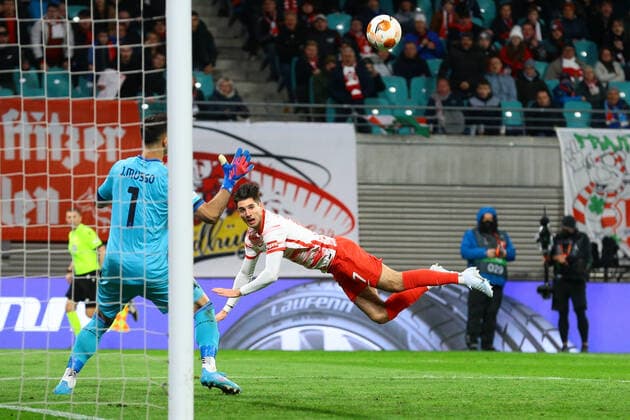 07.04.2022, xtgx, Fussball UEFA European League, RB Leipzig - Atalanta Bergamo emspor, v.l. Dominik Szoboszlai (Leipzig, 17) koepft an die latte, Torschuss, schiesst den Ball aufs Tor, Schuss (DFL DFB REGULATIONS PROHIBIT ANY USE OF PHOTOGRAPHS as IMAGE SEQUENCES and or QUASI-VIDEO) Leipzig