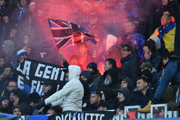 Fans von Atalanta Bergamo mit bengalischem Feuer, RB Leipzig vs. Atalanta Bergamo, Fussball, Europa League, 07.04.2022 DFB DFL REGULATIONS PROHIBIT ANY USE OF PHOTOGRAPHS AS IMAGE SEQUENCES AND OR QUASI-VIDEO RB Leipzig vs. Atalanta Bergamo, Fussball, Europa League, 07.04.2022 Leipzig Copyright: xBertxHarzer xEibner-Pressefotox