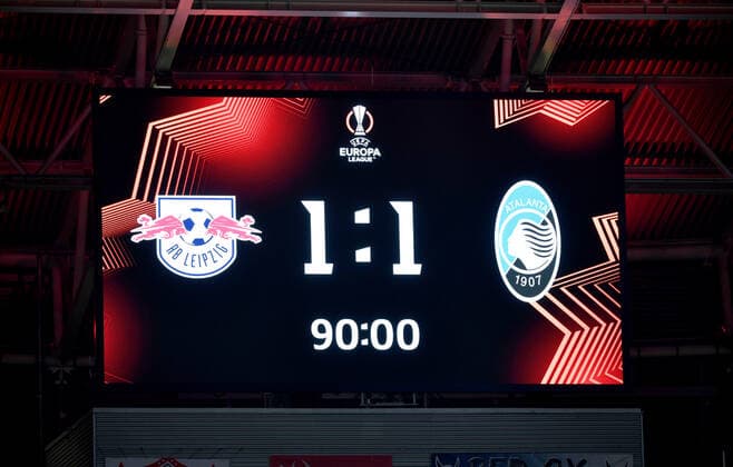Fussball, Herren, Saison 2021 2022, Europa League (Viertelfinale, Hinspiel), RB Leipzig - Atalanta Bergamo, Anzeigetafel mit 1:1-Endstand, 07.04. 2022, Copyright: xSebastianxRäppoldx xMatthiasxKochx