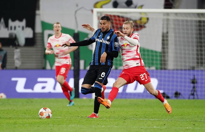 Jose Luis Palomino, Konrad Laimer Aktion Spielszene Zweikampf Fußball Fussball UEFA Euroleague Europa League UEL Viertelfinale Herren Saison 2021 2022 07.04.2022 Rasen Ballsport RB Leipzig RBL vs. Atalanta Bergamo DFL regulations prohibit any use of photographs as image sequences and or quasi-video.