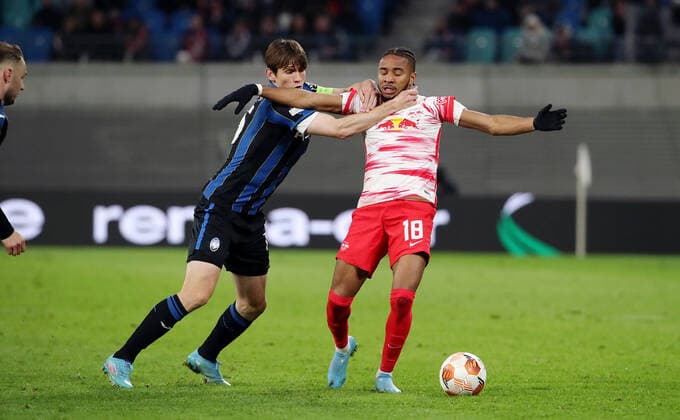 Marten de Roon, Christopher Nkunku Aktion Spielszene Zweikampf Foulspiel Fußball Fussball UEFA Euroleague Europa League UEL Viertelfinale Herren Saison 2021 2022 07.04.2022 Rasen Ballsport RB Leipzig RBL vs. Atalanta Bergamo DFL regulations prohibit any use of photographs as image sequences and or quasi-video.