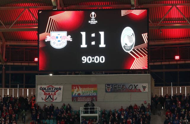Anzeigetafel mit Endergebnis 1:1 Unentschieden Fußball Fussball UEFA Euroleague Europa League UEL Viertelfinale Herren Saison 2021 2022 07.04.2022 Rasen Ballsport RB Leipzig RBL vs. Atalanta Bergamo DFL regulations prohibit any use of photographs as image sequences and or quasi-video.