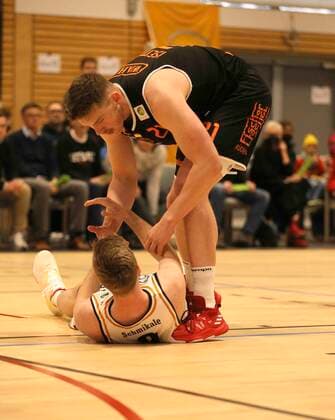 am Boden Lucien Schmikale ( Eagles ) gegen Till Isemann ( Schwnningen ) Basketball Herren Pro A am Do. 07.04.2022 Itzehoe Eagles - Panthers Schwenningen