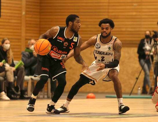 am Ball Tremaine Stuckey ( Schwnningen ) gegen Myles Charvis ( Eagles ) Basketball Herren Pro A am Do. 07.04.2022 Itzehoe Eagles - Panthers Schwenningen