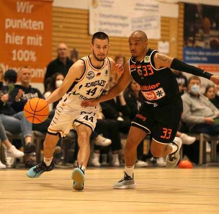am Ball Erik Nyberg (Eagles) gegen Chris Frazier ( Schwnningen ) Basketball Herren Pro A am Do. 07.04.2022 Itzehoe Eagles - Panthers Schwenningen