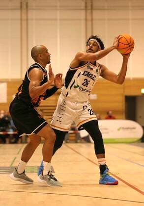 Alieu CEESAY (Eagles) gegen Chris Frazier ( Schwnningen ) Basketball Herren Pro A am Do. 07.04.2022 Itzehoe Eagles - Panthers Schwenningen