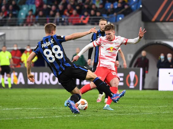 Fussball, Herren, Saison 2021 2022, Europa League (Viertelfinale, Hinspiel), RB Leipzig - Atalanta Bergamo, v. l. Mario Pasalic (Atalanta Bergamo), Dani Olmo (RB Leipzig), 07.04. 2022, Copyright: xSebastianxRäppoldx xMatthiasxKochx