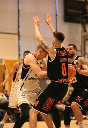 Tobias Möller gegen Grant Sitton ( Schwnningen , schwarz ) Basketball Herren Pro A am Do. 07.04.2022 Itzehoe Eagles - Panthers Schwenningen