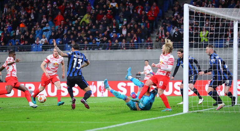 RB Leipzig - Bergamo 07.04.2022 Leipzig, 07.04.2022, Red Bull Arena, Fussball, UEFA Europa League, Viertelfinale , RB Leipzig (GER) vs. Atalanta Bergamo (ITA) 1:1 (0:1) , Torchance für RB Leipzig in der Schlussphase. Im Bild v.l.: Nordi Mukiele (22, RB Leipzig), Lukas Klostermann (16, RB Leipzig), Guiseppe Pezzella (13, Bergamo), Emil Forsberg (10, RB Leipzig) und Torwart Juan Musso (1, Bergamo) , UEFA regulations prohibit any use of photographs as image sequences and or quasi-video ,