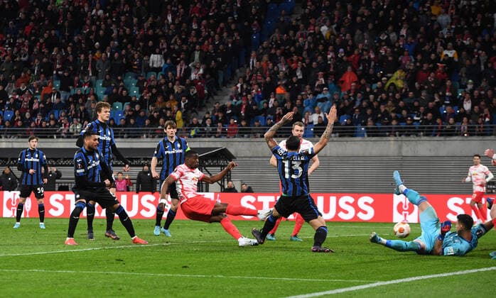 Fussball, Herren, Saison 2021 2022, Europa League (Viertelfinale, Hinspiel), RB Leipzig - Atalanta Bergamo, Chance Nordi Mukiele (M., RB Leipzig) kurz vor Schluss, 07.04. 2022, Copyright: xSebastianxRäppoldx xMatthiasxKochx