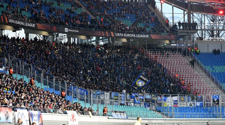 Fussball, Herren, Saison 2021 2022, Europa League (Viertelfinale, Hinspiel), RB Leipzig - Atalanta Bergamo, Fans von Bergamo, 07.04. 2022, Copyright: xSebastianxRäppoldx xMatthiasxKochx