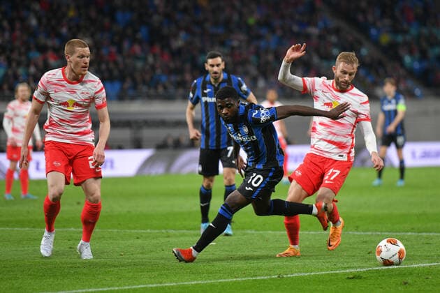 Jeremie Boga (Atalanta Bergamo) Mitte, Konrad Laimer (RB Leipzig) re. und Marcel Halstenberg (RB Leipzig) li., RB Leipzig vs. Atalanta Bergamo, Fussball, Europa League, 07.04.2022 DFB DFL REGULATIONS PROHIBIT ANY USE OF PHOTOGRAPHS AS IMAGE SEQUENCES AND OR QUASI-VIDEO RB Leipzig vs. Atalanta Bergamo, Fussball, Europa League, 07.04.2022 Leipzig Copyright: xBertxHarzer xEibner-Pressefotox