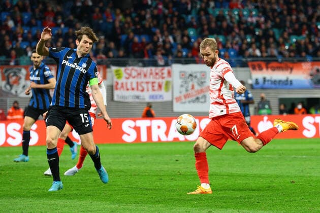 07.04.2022, xtgx, Fussball UEFA European League, RB Leipzig - Atalanta Bergamo emspor, v.l. Konrad Laimer (Leipzig, 27) Torschuss, schiesst den Ball aufs Tor, Schuss (DFL DFB REGULATIONS PROHIBIT ANY USE OF PHOTOGRAPHS as IMAGE SEQUENCES and or QUASI-VIDEO) Leipzig
