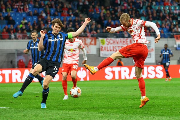 07.04.2022, xtgx, Fussball UEFA European League, RB Leipzig - Atalanta Bergamo emspor, v.l. Konrad Laimer (Leipzig, 27) Torschuss, schiesst den Ball aufs Tor, Schuss (DFL DFB REGULATIONS PROHIBIT ANY USE OF PHOTOGRAPHS as IMAGE SEQUENCES and or QUASI-VIDEO) Leipzig