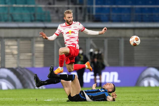 Konrad Laimer (RB Leipzig,27) gegen Merih Demiral (Atalanta Bergamo,28) - Europa League Saison 2021-2022 Viertelfinale RB Leipzig vs. Atalanta Bergamo in der Red Bull Arena in Leipzig - Aktion,Fussball,Deutschland,Mann,Männer,07.04.2022