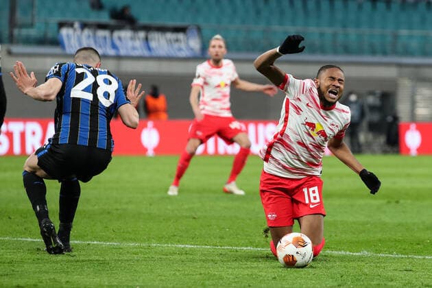 Christopher Nkunku (RB Leipzig,18) wird von Merih Demiral (Atalanta Bergamo,28) im Strafraum gefoult, dafür gibt es Elmeter - Europa League Saison 2021-2022 Viertelfinale RB Leipzig vs. Atalanta Bergamo in der Red Bull Arena in Leipzig - Aktion,Fussball,Deutschland,Mann,Männer,07.04.2022