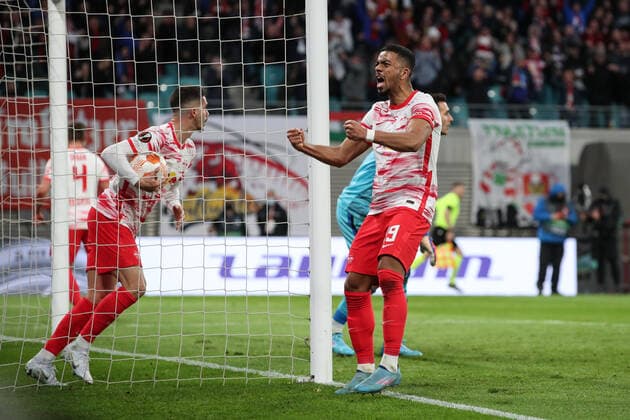 Torjubel von Benjamin Henrichs (RB Leipzig,39) und Andre Silva (RB Leipzig,33) nachdem Willi Orban (RB Leipzig,4) zum 1-1 trifft - Europa League Saison 2021-2022 Viertelfinale RB Leipzig vs. Atalanta Bergamo in der Red Bull Arena in Leipzig - Aktion,Fussball,Deutschland,Mann,Männer,07.04.2022