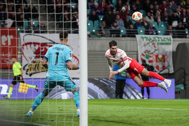 Dominik Szoboszlai (RB Leipzig,17) gegen Goalkeeper Juan Musso (Atalanta Bergamo,1) - Europa League Saison 2021-2022 Viertelfinale RB Leipzig vs. Atalanta Bergamo in der Red Bull Arena in Leipzig - Aktion,Fussball,Deutschland,Mann,Männer,07.04.2022