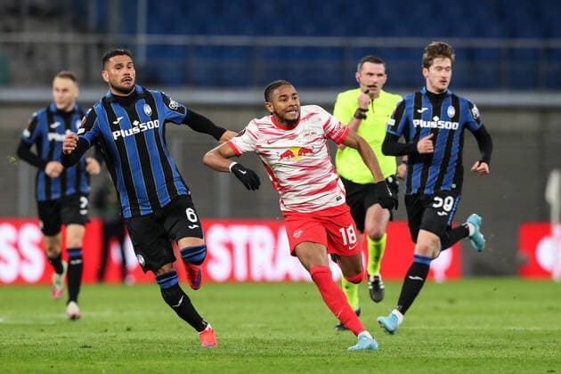 Christopher Nkunku (RB Leipzig,18) gegen Jose Luis Palomino (Atalanta Bergamo,6) - Europa League Saison 2021-2022 Viertelfinale RB Leipzig vs. Atalanta Bergamo in der Red Bull Arena in Leipzig - Freisteller,Einzelbild,Aktion,Fussball,Deutschland,Mann,Männer,07.04.2022