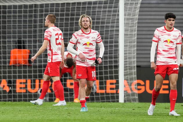 Emil Forsberg (RB Leipzig,10) mit Hugo Novoa (RB Leipzig,38) und Marcel Halstenberg (RB Leipzig,23) - Europa League Saison 2021-2022 Viertelfinale RB Leipzig vs. Atalanta Bergamo in der Red Bull Arena in Leipzig - Aktion,Fussball,Deutschland,Mann,Männer,07.04.2022