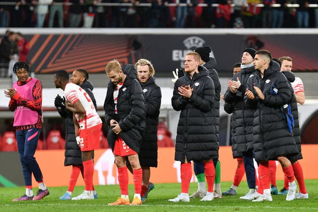 Mannschaft von RB Leipzig nach dem Schlusspfiff, RB Leipzig vs. Atalanta Bergamo, Fussball, Europa League, 07.04.2022 DFB DFL REGULATIONS PROHIBIT ANY USE OF PHOTOGRAPHS AS IMAGE SEQUENCES AND OR QUASI-VIDEO RB Leipzig vs. Atalanta Bergamo, Fussball, Europa League, 07.04.2022 Leipzig Copyright: xBertxHarzer xEibner-Pressefotox