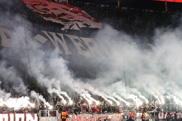 Eintracht Frankfurt - FC Barcelona, Barca UEFA Europa League Bengalos der Ultras Viertelfinal-Hinspiel der UEFA Europa League zwischen Eintracht Frankfurt und dem FC Barcelona am 7. April 2022 im Deutsche Bank Park in Frankfurt am Main., Frankfurt am Main Hessen Deutschland Deutsche Bank Park
