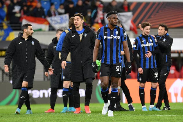 Mannschaft von Atalanta Bergamo nach dem Schlusspfiff, Duvan Zapata (Atalanta Bergamo) Mitte, RB Leipzig vs. Atalanta Bergamo, Fussball, Europa League, 07.04.2022 DFB DFL REGULATIONS PROHIBIT ANY USE OF PHOTOGRAPHS AS IMAGE SEQUENCES AND OR QUASI-VIDEO RB Leipzig vs. Atalanta Bergamo, Fussball, Europa League, 07.04.2022 Leipzig Copyright: xBertxHarzer xEibner-Pressefotox