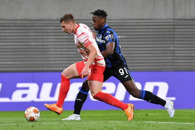 Zweikampf zwischen Willi Orban (RB Leipzig) li. und Duvan Zapata (Atalanta Bergamo) re., RB Leipzig vs. Atalanta Bergamo, Fussball, Europa League, 07.04.2022 DFB DFL REGULATIONS PROHIBIT ANY USE OF PHOTOGRAPHS AS IMAGE SEQUENCES AND OR QUASI-VIDEO RB Leipzig vs. Atalanta Bergamo, Fussball, Europa League, 07.04.2022 Leipzig Copyright: xBertxHarzer xEibner-Pressefotox