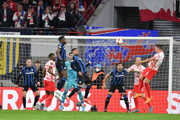 Willi Orban (RB Leipzig) re., mit Kopfballchance, RB Leipzig vs. Atalanta Bergamo, Fussball, Europa League, 07.04.2022 DFB DFL REGULATIONS PROHIBIT ANY USE OF PHOTOGRAPHS AS IMAGE SEQUENCES AND OR QUASI-VIDEO RB Leipzig vs. Atalanta Bergamo, Fussball, Europa League, 07.04.2022 Leipzig Copyright: xBertxHarzer xEibner-Pressefotox