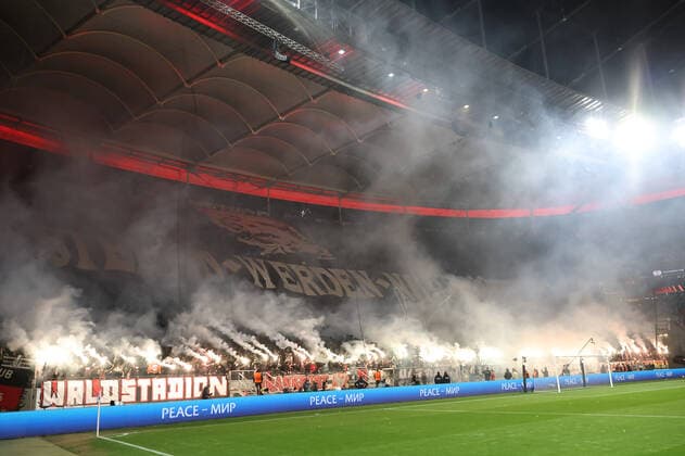 Eintracht Frankfurt - FC Barcelona, Barca UEFA Europa League Bengalos der Ultras. Viertelfinal-Hinspiel der UEFA Europa League zwischen Eintracht Frankfurt und dem FC Barcelona am 7. April 2022 im Deutsche Bank Park in Frankfurt am Main., Frankfurt am Main Hessen Deutschland Deutsche Bank Park